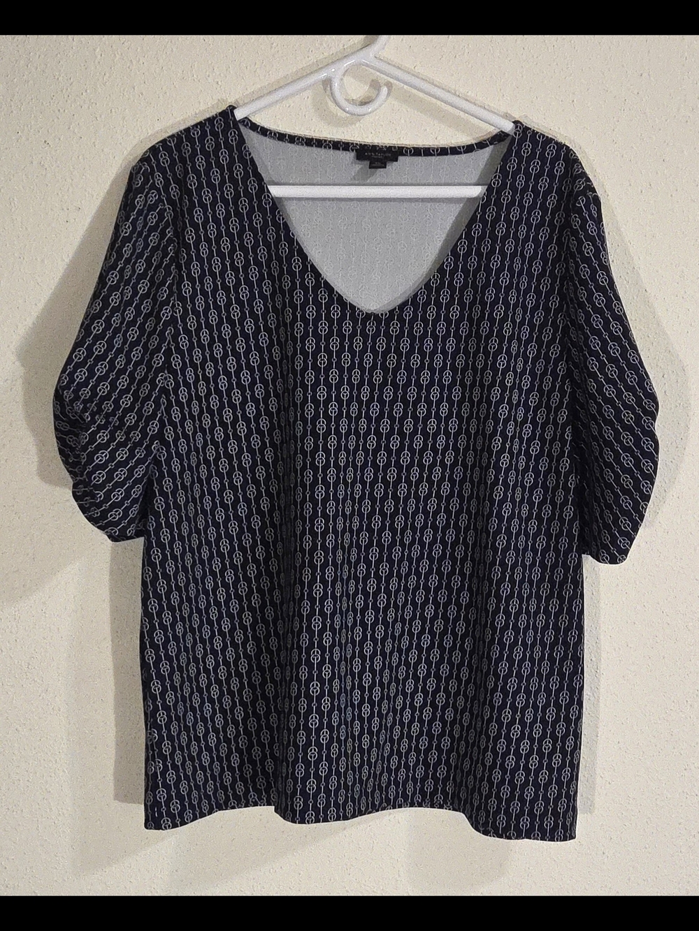 Ann Taylor Navy V-Neck Short Sleeve Patterned Blouse (Sz. XXL)